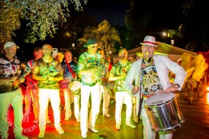 Thomas Edmar leder "Baterian" i Samba de Souza. Mosebacke Torg 2015. Foto: Moralito.