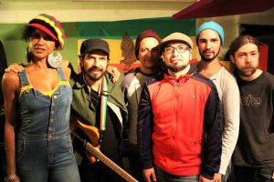 Jambatah-Reggae Band med Simone Moreno, Rafa Oliveira, Felipe Robles, Paulo Murga, Juan Patricio Mendoza, Robin Cochrane och Jonatan Guzman.