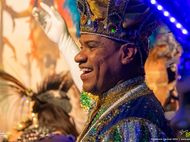 © Foto: Fredrik Azmani. BAR BRASIL – Stockholm Carnival 2022.  Rei Momo – Saulo Jr.